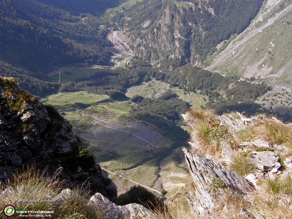 19 Siamo in cresta a strapiombo sulla panoramica per il Curò.JPG - OLYMPUS DIGITAL CAMERA